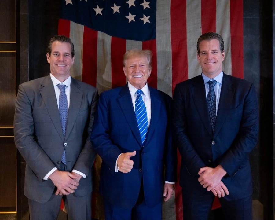 Cofondatorii Coinbase, Ripple și Gemini, Cameron și Tyler Winklevoss cu Trump Cofondatorii-Coinbase-Ripple-și-Gemini-Cameron-și-Tyler-Winklevoss-cu-Trump