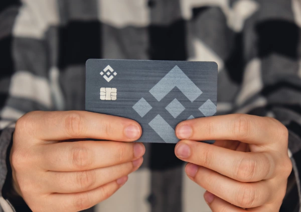Cum diferă cardurile de criptomonedă de cardurile bancare tradiționale